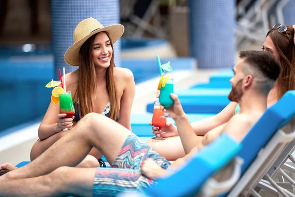 Amigos tomando cócteles y disfrutando de su conversación — Foto de Stock