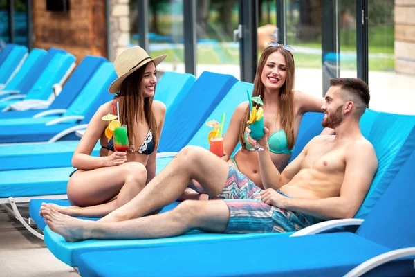 Salud, hora del cóctel, tres amigos bebiendo — Foto de Stock