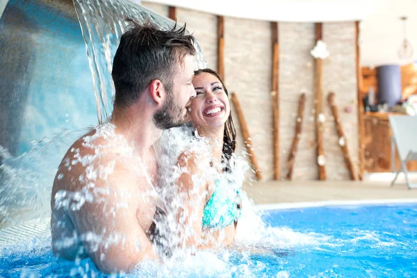 Amor bajo la fuente de la piscina — Foto de Stock