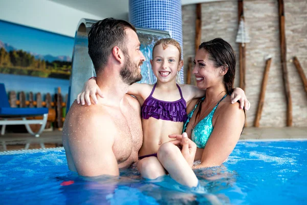 Familia de tres jugando en perfecta armonía — Foto de Stock