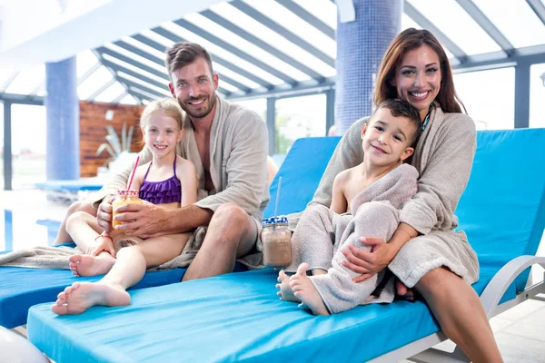 Mamma pappa och deras barn värmer upp efter simning — Stockfoto