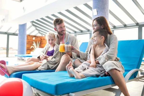 Familia cariñosa haciendo un descanso después de la piscina con un refresco — Foto de Stock