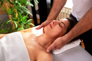 Genç kadın onu masaj zevk