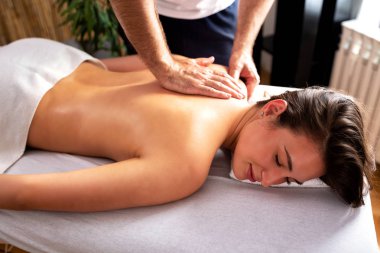 Güzellik salonunda üst sırt alanı masajı