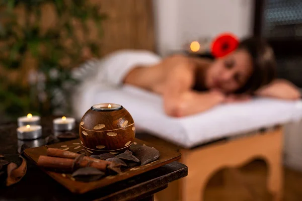 Ambiance relaxante dans un centre de spa créé avec des bougies — Photo