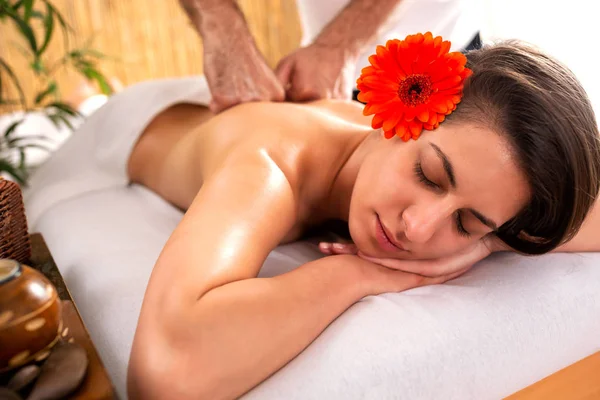 Menina no modo Zen enquanto faz uma massagem — Fotografia de Stock