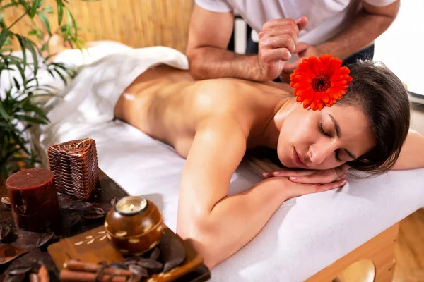 Ніжний масажист розслабляє свого красивого клієнта — стокове фото