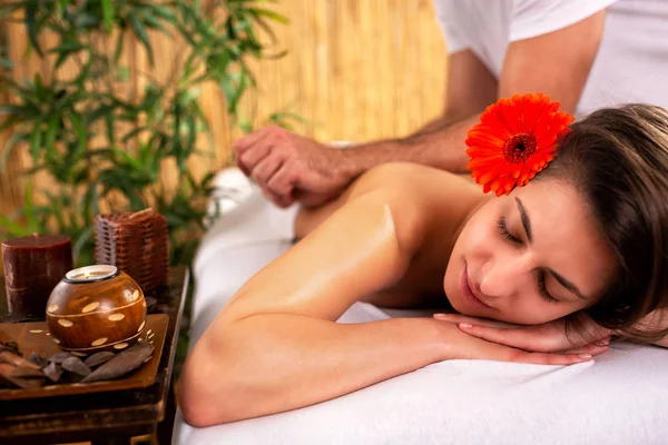 Massage-Wellness-Beauty-Behandlung für ein glückliches Mädchen — Stockfoto