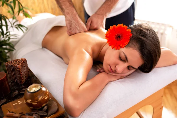 Skönhets massage för en lycklig tjej — Stockfoto
