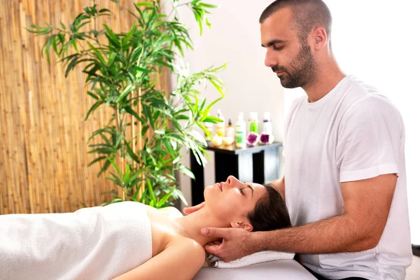 Masseur en zijn cliënt in perfecte harmonie — Stockfoto