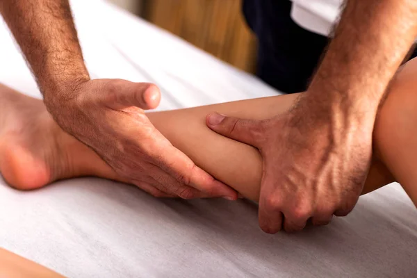 Close up de massagem muscular da panturrilha — Fotografia de Stock