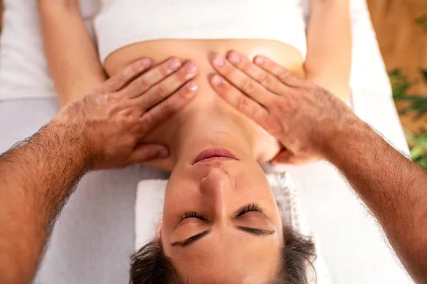 Entspannende Massage des Nackenbereichs — Stockfoto