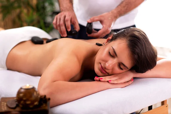 Menina bonita ter uma terapia de massagem de pedra — Fotografia de Stock