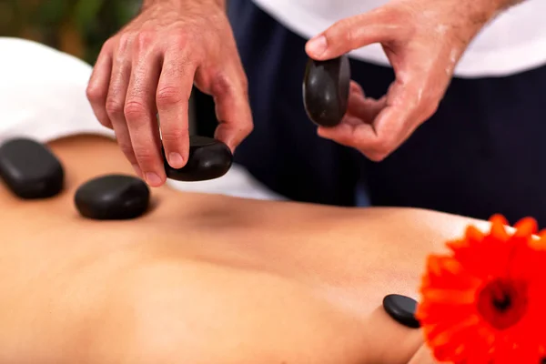 Розміщення нагрітих каменів для масажної терапії — стокове фото