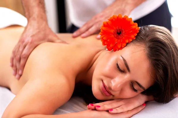 Upper Back beauty massage in massagesalon — Stockfoto