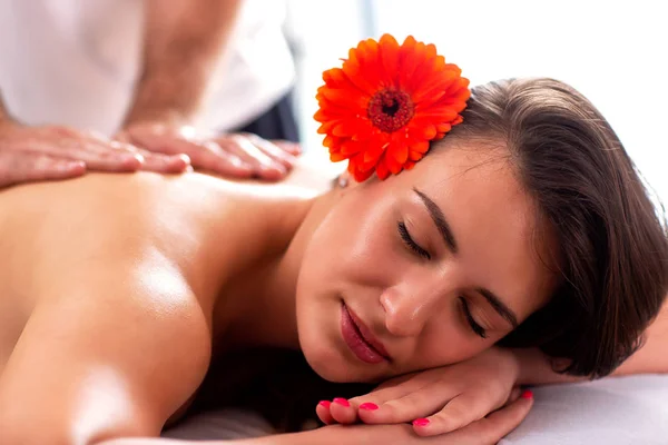 Vacker flicka njuter av en massage — Stockfoto