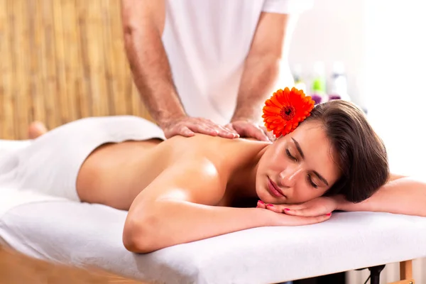 Belle femme ayant un massage de relaxation beauté — Photo
