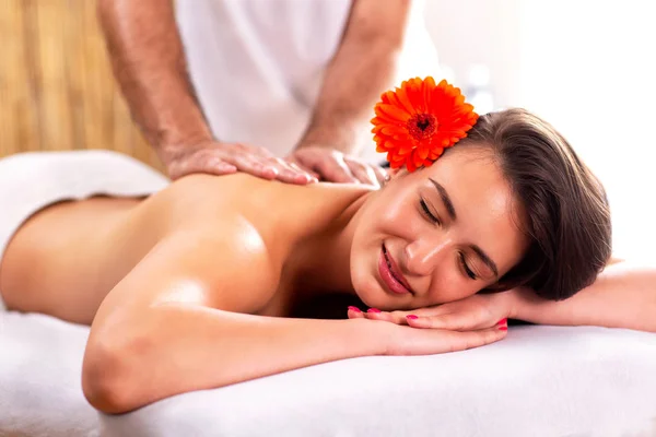 Jovem feliz desfrutando de sua massagem — Fotografia de Stock