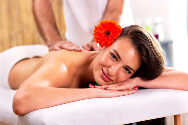 Beauty massage van een jonge vrouw — Stockfoto