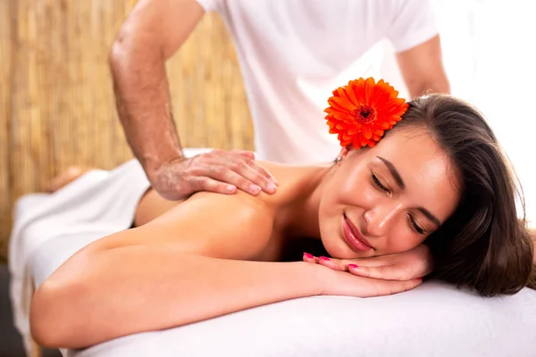 Glückliche Frau mit einer Massage — Stockfoto