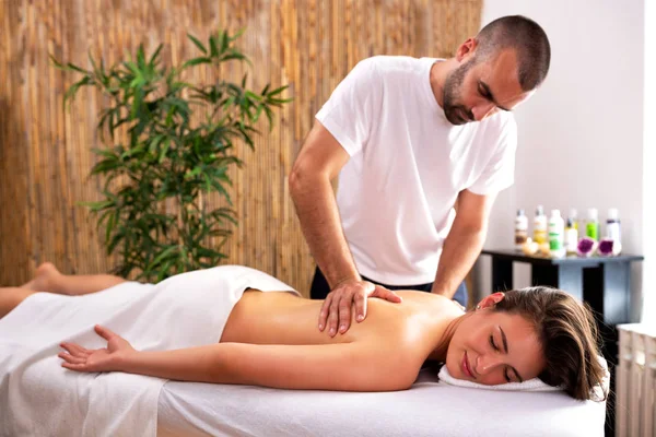 Koncepcja masażu całego ciała — Zdjęcie stockowe