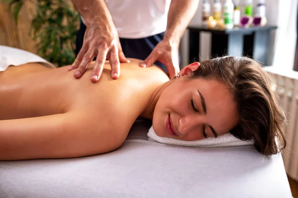 Cliente feliz em um estúdio de massagem — Fotografia de Stock