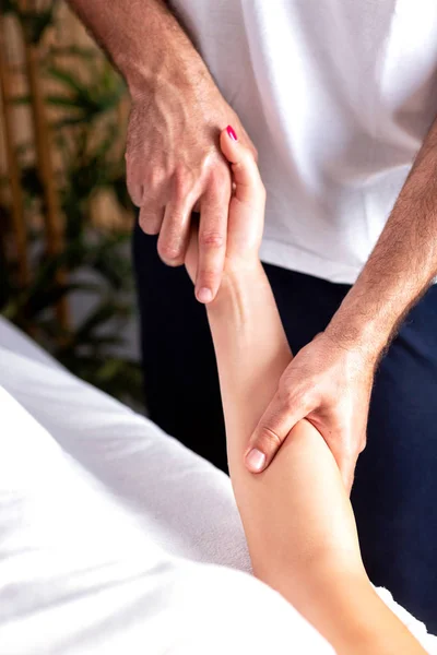 Närbild på arm massage — Stockfoto