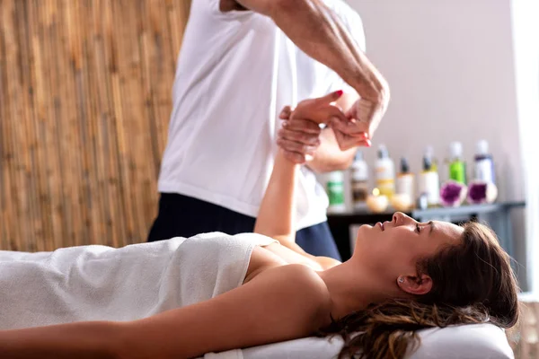 Jonge vrouw met een Handmassage — Stockfoto