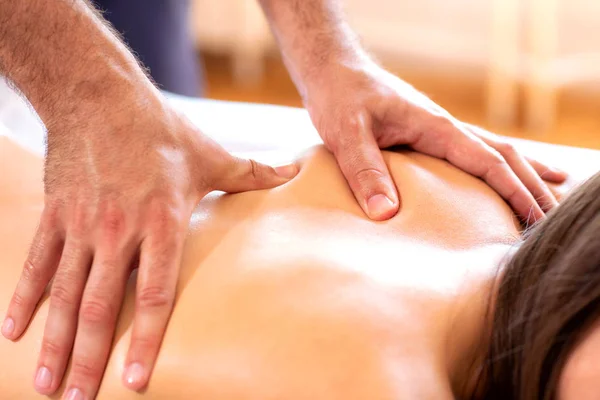 Terapia de masaje en un salón de belleza — Foto de Stock