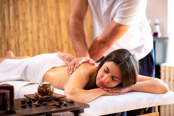 Jonge vrouw genieten van haar Massage — Stockfoto