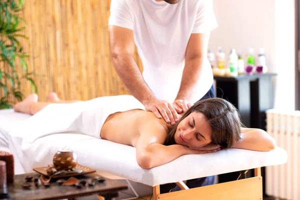 Massagista terapeuta com o objetivo de relaxar, reviver e rejuvenescer seu cli — Fotografia de Stock