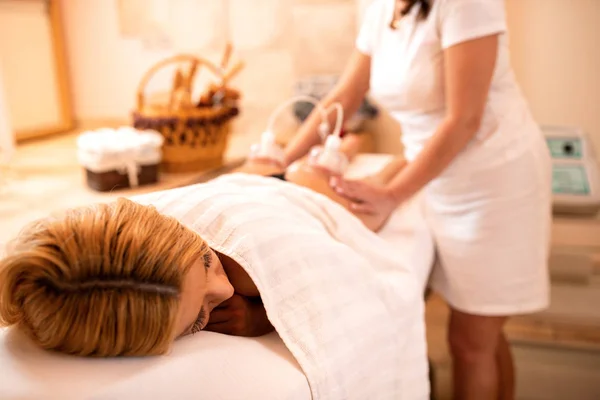 Mulher loira tingida em um estúdio de massagem — Fotografia de Stock