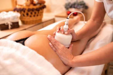 Gluteal alanda vakum fincan ile anti-selülit tedavisi
