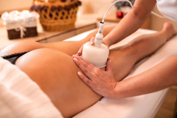 Applying special beauty techniques in anti-cellulite therapy