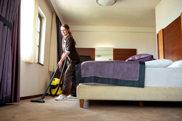 Femme de nettoyage gardant la chambre sans poussière — Photo