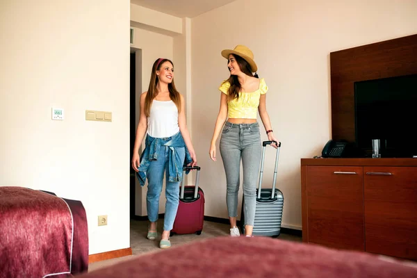 Dos chicas guapas de vacaciones — Foto de Stock