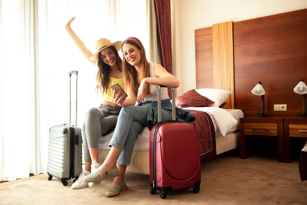 Chicas viajeras descansando en una habitación de hotel — Foto de Stock