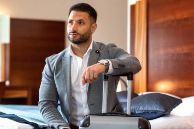 Genç işadamı bir an için düşünürken yakalandı