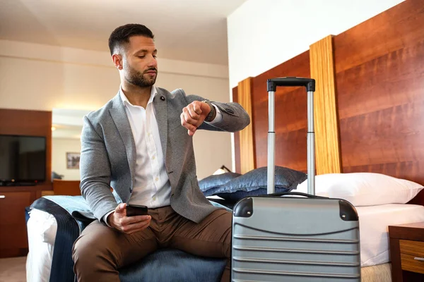 Hombre de negocios mirando su reloj — Foto de Stock