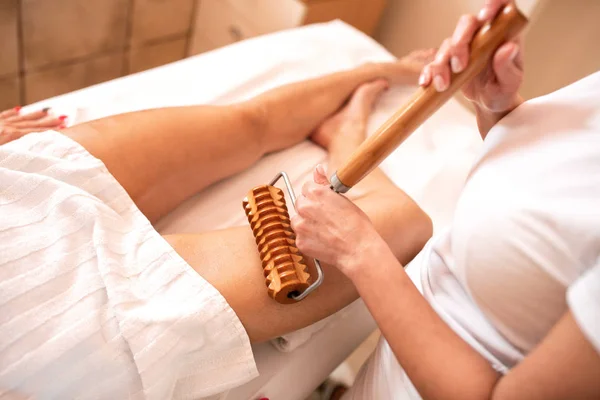 Maderoterapia e massagem na coxa, tratamento anti-celulite — Fotografia de Stock