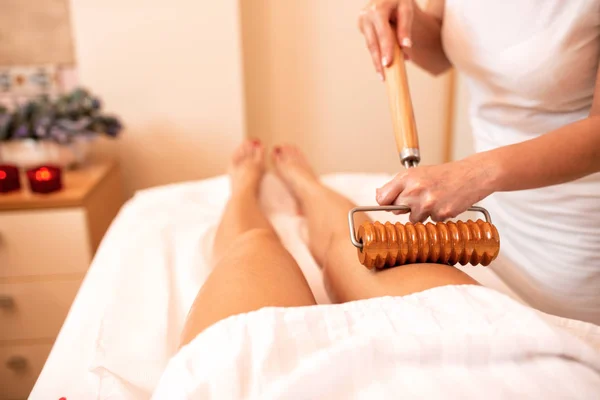Maderoterapia aplicada na massagem da coxa — Fotografia de Stock