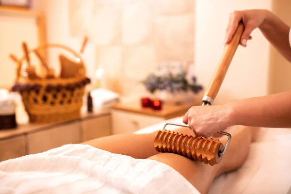Дерев'яний валик з розширеною ручкою, що застосовується в масажі тіла — стокове фото