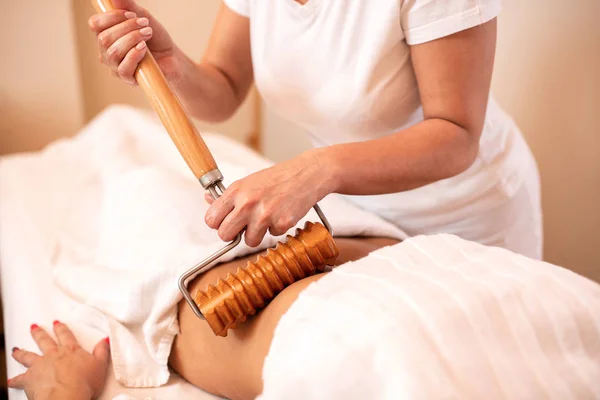 Massagista massageando a área do estômago de seu cliente — Fotografia de Stock