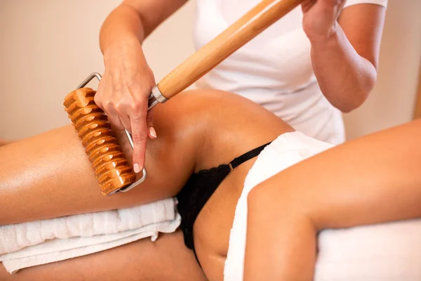 Sexy Massage, zwarte slipje, taille van een vrouw — Stockfoto