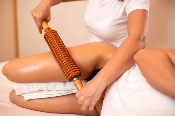 Massagem anti-celulite, ferramenta de rolo de madeira — Fotografia de Stock