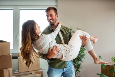 Kendilerine ve yeni dairelerine aşık iki genç