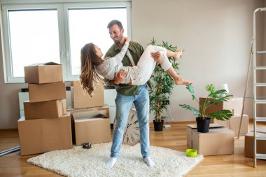 Sevgisini kollarında tutan yakışıklı adam