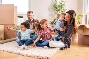 Yeni evde rahatlatıcı aile içinde yeni taşındı