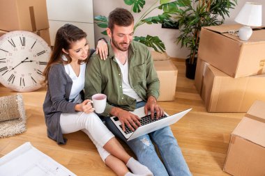 İki muhabbet kuşu yeni dairelerine doluyor.