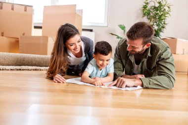 Mutlu aile eğer üç yeni dairede hareket